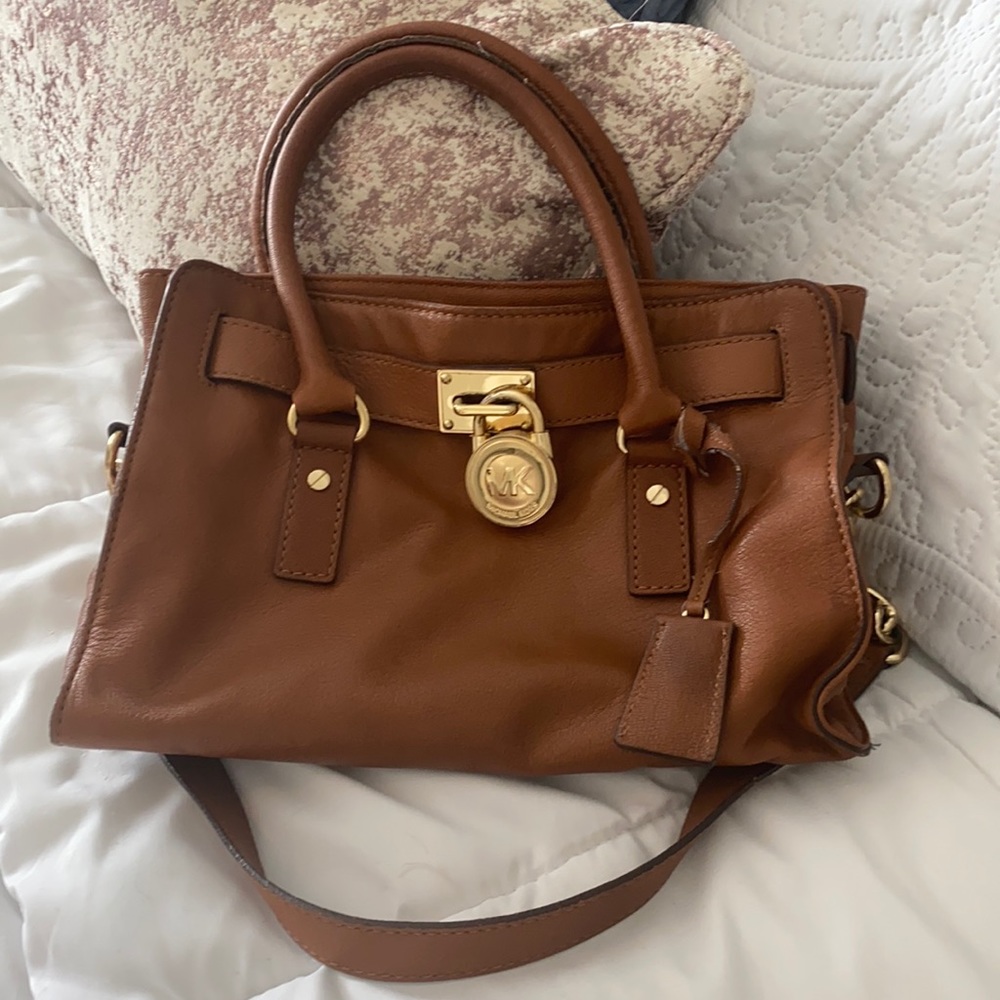 MICHAEL KORS HAMILTON TRAVELER TAN MEDIUM HANDBAG
